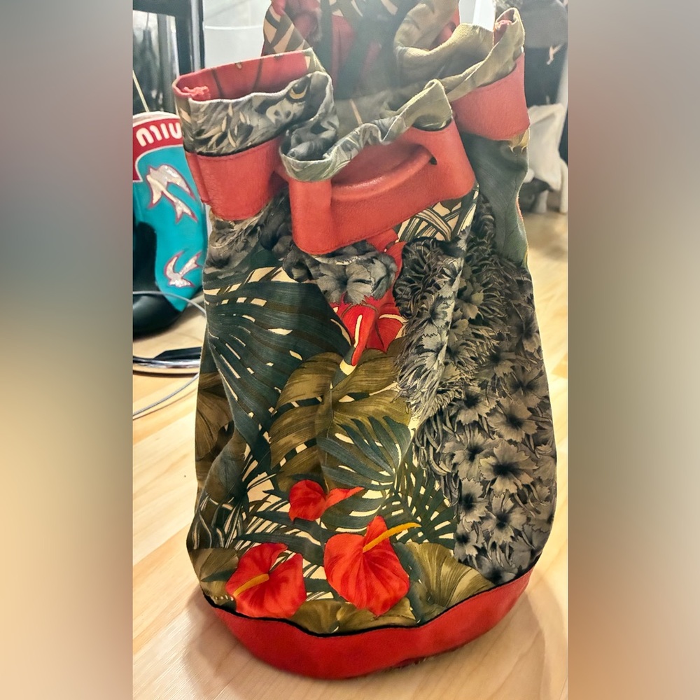 Authentic Vintage Salvatore Ferragamo Large Jungle Floral Lion Bucket bag - Picture 10 of 16